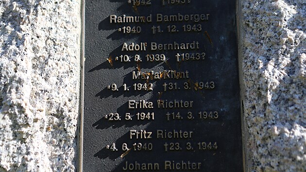 Vandal poniil sekerou pomnk, kter pipomn jedenct dt narozench a zrove zavradnch v koncentranch tborech. (4. dubna 2025)