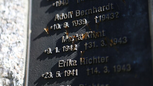 Vandal poniil sekerou pomnk, kter pipomn jedenct dt narozench a zrove zavradnch v koncentranch tborech. (4. dubna 2025)