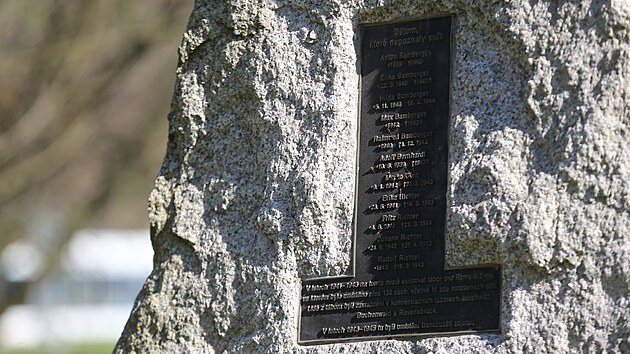Vandal poniil sekerou pomnk, kter pipomn jedenct dt narozench a zrove zavradnch v koncentranch tborech. (4. dubna 2025)