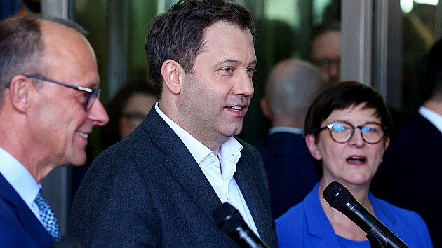 Budouc� kancl�� a l�dr CDU Friedrich Merz a l�d�i SPD Lars Klingbeil a Saskia Eskenov�. (28. b�ezna 2025)