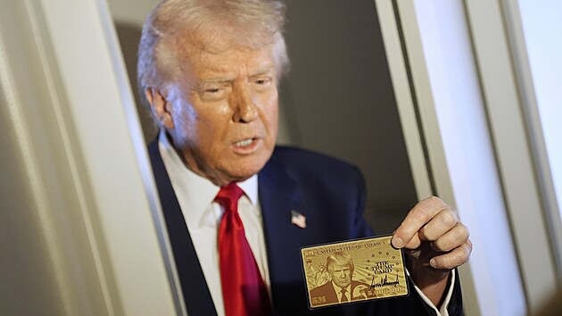 Americk prezident Donald Trump poprv ukzal zlatou kartu, kter umonuje svmu majiteli trval pobyt ve Spojench sttech. Je na n jeho obliej. (3. dubna 2025)