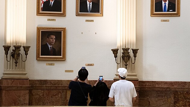 Turist si fotografuj przdn msto v coloradskm parlamentu, kde kdysi visel portrt americkho prezidenta Donalda Trumpa od umlkyn Sarah Boardmanov. Prezident si stoval, e jej zmrn zkreslila a uinila z nj jeho nejhor portrt. (25. bezna 2025)