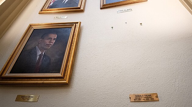 Przdn msto v coloradskm parlamentu, kde kdysi visel portrt americkho prezidenta Donalda Trumpa od umlkyn Sarah Boardmanov. Prezident si stoval, e jej zmrn zkreslila a uinila z nj jeho nejhor portrt. (25. bezna 2025)