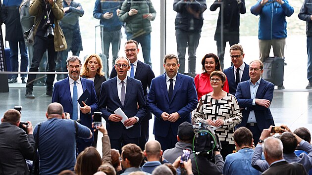 V�dce CSU Markus S�der, budouc� kancl�� a v�dce CDU Friedrich Merz a l�d�i SPD Lars Klingbeil a Saskia Eskenov� p�edstavuj� svoji dohodu o koalici. (9. dubna 2025)
