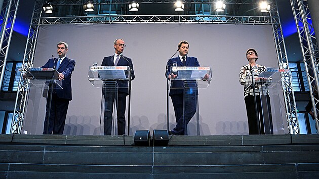 V�dce CSU Markus S�der, budouc� kancl�� a v�dce CDU Friedrich Merz a l�d�i SPD Lars Klingbeil a Saskia Eskenov� p�edstavuj� svoji dohodu o koalici. (9. dubna 2025)
