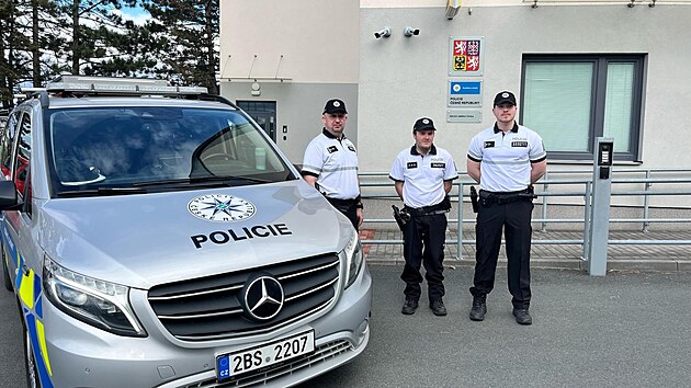 Brnnt dlnin policist (zleva Jakub Marek, tpn Pruchnicki a Martin Ue) oivili msnho chlapeka bez dechu, se kterm u nich zastavili jeho rodie.