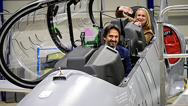 Ministryn� obrany Jana �ernochov� (ODS) spole�n� se slovensk�m ministrem obrany Robertem Kali��kem nav�t�vila spole�nost Aero Vodochody. (8. dubna 2025)