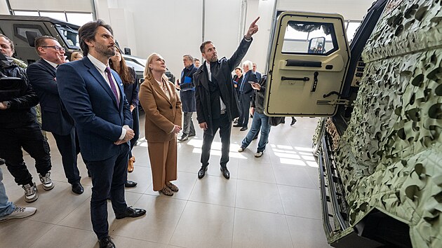 Ministryn� obrany Jana �ernochov� (ODS) se slovensk�m ministrem obrany Robertem Kali��kem nav�t�vili spole�nost SVOS P�elou�. (8. dubna 2025)
