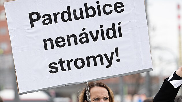 Demonstrace p�i slavnostn�m zah�jen� stavby Pernerky u pardubick�ho n�dra�� (8. dubna 2025)