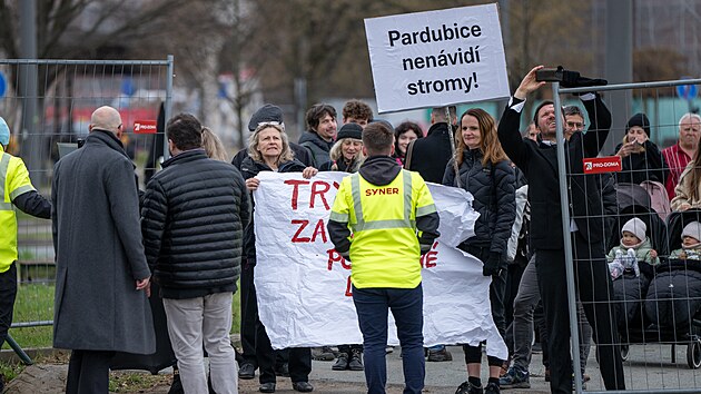 Demonstrace p�i slavnostn�m zah�jen� stavby Pernerky u pardubick�ho n�dra�� (8. dubna 2025)