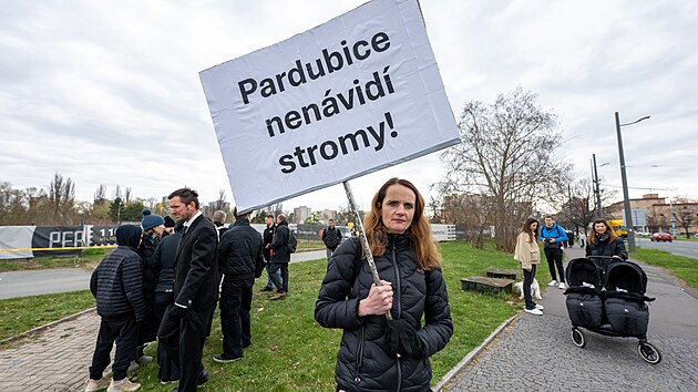 Demonstrace p�i slavnostn�m zah�jen� stavby Pernerky u pardubick�ho n�dra�� (8. dubna 2025)