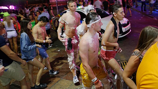 �pan�lsk� vl�da si posv�tila na neofici�ln� organiz�tory bujar�ch ve��rk�.