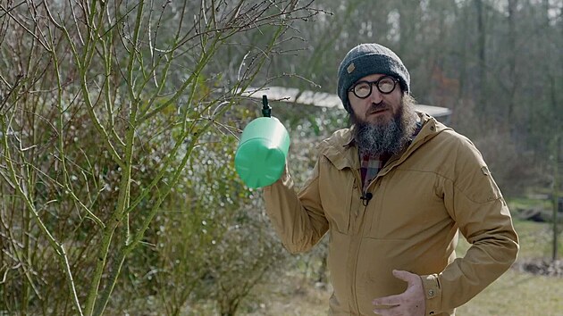 Tom� Trejbal vysv�tluje, �e nejjednodu��� mo�nost�, jak kvetouc� stromy a mal� pl�dky ochr�nit p�ed mrazem, je vodn� mlha. Ru�n� rozpra�ova� pou�il jen jako ilustra�n� uk�zku pro p�edstavu. 