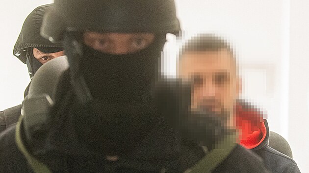 P�tat�icetilet� mu� stoj� p�ed soudem za ubod�n� o rok star�� �eny na zast�vce v Jev��ku. (3. dubna 2025)