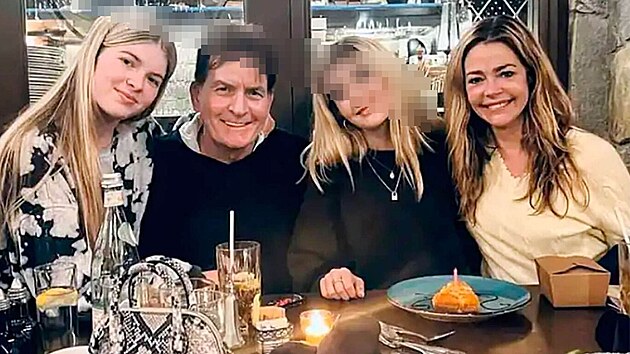 Charlie Sheen s dcerami Lolou a Sami a exmanželkou Denise Richardsovou.