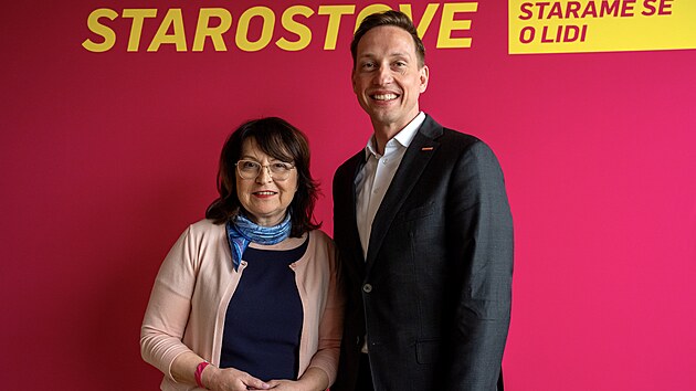 M�stop�edseda hnut� Jan Lacina, starostka m�stsk� ��sti Praha-Petrovice Olga Hromasov� a n�m�stek ministra spravedlnosti Karel Dvo��k (zleva). (5. dubna 2025)