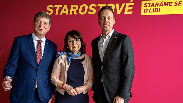 M�stop�edseda hnut� Jan Lacina, starostka m�stsk� ��sti Praha-Petrovice Olga Hromasov� a n�m�stek ministra spravedlnosti Karel Dvo��k (zleva) (5. dubna 2025)