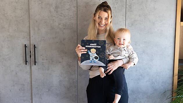 Lucie Kone�ná se synem Joná�em. Ve�kerý výt�ek z knihy p�jde na organizaci...