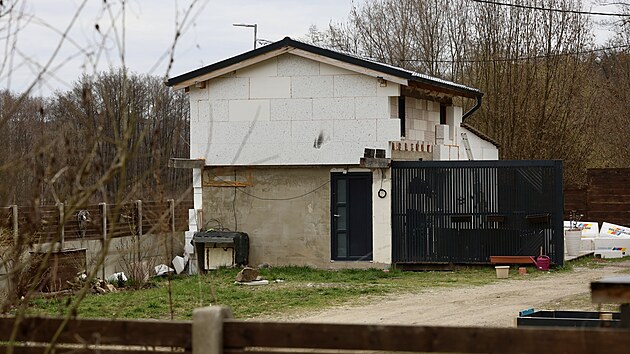 tok zpalnou lahv pipomn ern mouha na jedn z polystyrenovch desek.