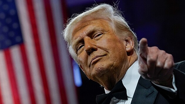 Americk� prezident Donald Trump gestikuluje b�hem ��asti na ve�e�i N�rodn�ho republik�nsk�ho kongresov�ho v�boru. (8. dubna 2025)