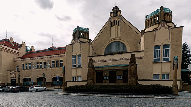 Prostjovsk Nrodn dm je sdlem mstskho divadla a restaurace.