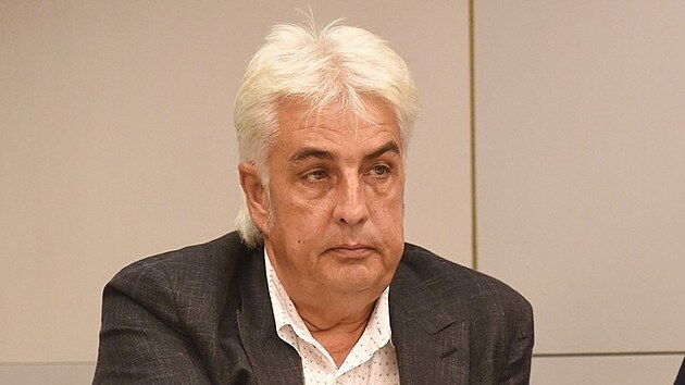 Martin Polach (vlevo) je majitelem Nemocnice umperk od roku 2015 (snmek z tiskov konference po pevzet nemocnice).