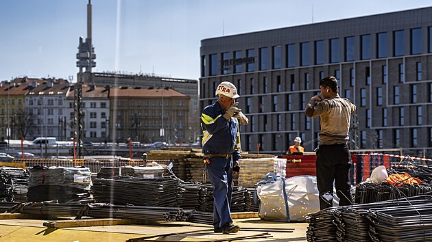 Na praskm Masarykov ndra stavbai instaluj sloupy pro zasteen novho a stvajcch nstupi. (4. dubna 2025)
