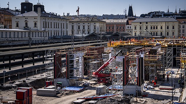 Na praskm Masarykov ndra stavbai instaluj sloupy pro zasteen novho a stvajcch nstupi. (4. dubna 2025)