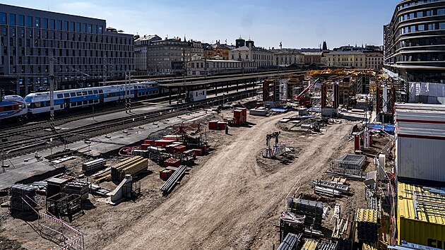 Na praskm Masarykov ndra stavbai instaluj sloupy pro zasteen novho a stvajcch nstupi. (4. dubna 2025)