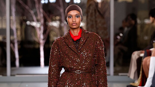 �erven� ��tek se na podzim stane nepostradateln�m dopl�kem. Z kolekce Tory Burch
