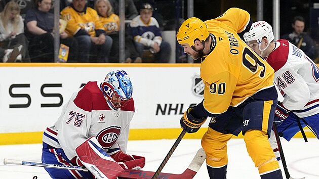 Jakub Dobe� (75) z Montreal Canadiens zasahuje v zápase s Nashville Predators...
