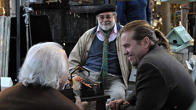 Herec Val Kilmer (vpravo) a reisr Francis Ford Coppola (vzadu) na naten filmu Twixt. (1. ledna 2012)