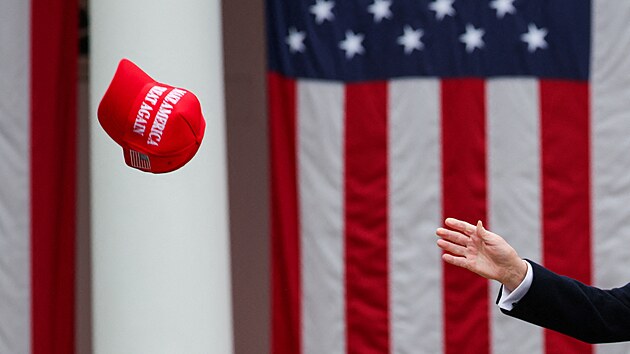 Americk� prezident Trump v B�l�m dom� p�i projevu o clech. (2. dubna 2025)