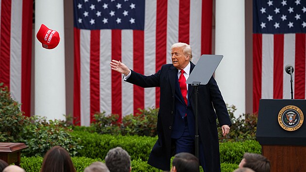 Americk� prezident Trump v B�l�m dom� p�i projevu o clech. (2. dubna 2025)