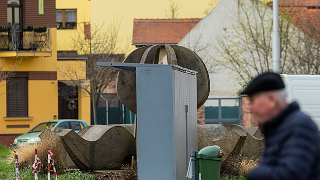 Na vdejn box vedle plastiky v Hradci Krlov se snesla kritika, Alza  chybu uznala.