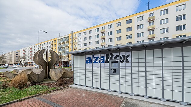 Na vdejn box vedle plastiky v Hradci Krlov se snesla kritika, Alza chybu uznala.
