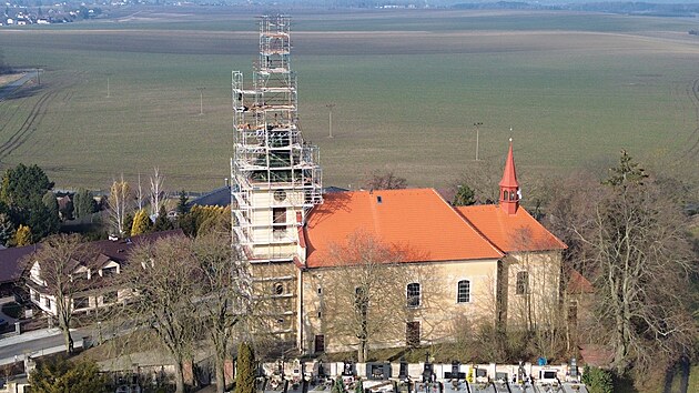 Pohled z dronu na opravovan mskokatolick kostel v ernilov (4. nora 2025)