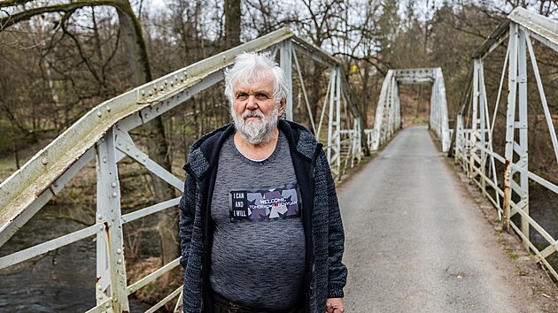 Starosta Stanovic Miloslav Hertl od rna e, jak vechny pstroje jsou v obci po odstvce elektiny pokozen. Na snmku je most, kter ek oprava. (2. dubna 2025)