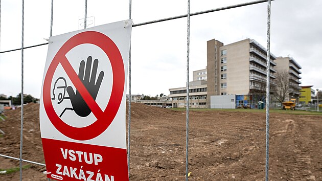 Ve Fakultn� nemocnici v Hradci Kr�lov� za�aly pr�ce na na roz���en� a p�estavb� pavilonu chirurgick�ch obor�. (7. dubna 2025)