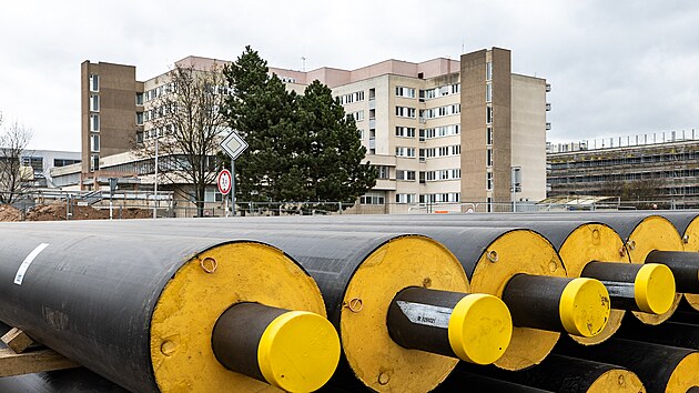 Ve Fakultn� nemocnici v Hradci Kr�lov� za�aly pr�ce na na roz���en� a p�estavb� pavilonu chirurgick�ch obor�. (7. dubna 2025)