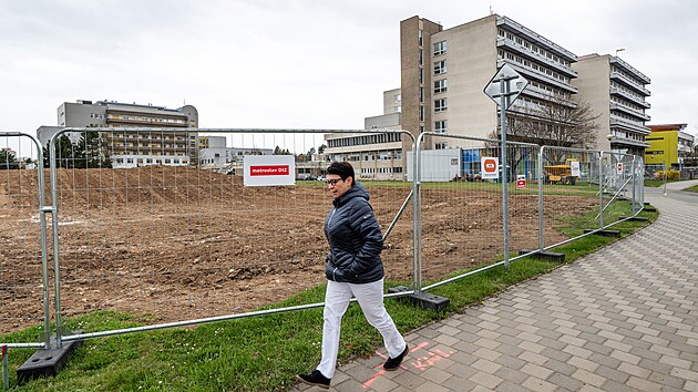 Ve Fakultn� nemocnici v Hradci Kr�lov� za�aly pr�ce na na roz���en� a p�estavb� pavilonu chirurgick�ch obor�. (7. dubna 2025)