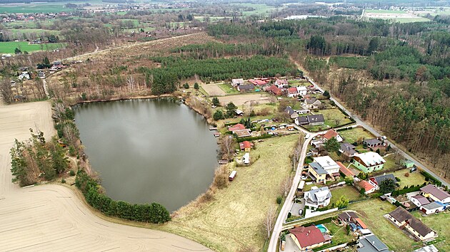 Rybnk a zstavba Svinar soused s lesem (vpravo), kde je lokalita Na Halti. Bval tam mokad, msto ho zkus obnovit.