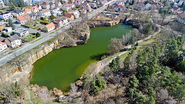Msto pokrauje ve zlepovn kvality vody v jezrku na Koutce, stav se tak nov objekt msto nkdejho klubu Bacardi. (3. dubna 2025)