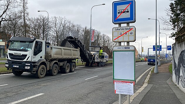 idii musej a do 9. ervence potat s dopravnmi omezenmi na Lidick ulici v Plzni. Silnice dostane zcela nov povrch. (1. dubna 2025)