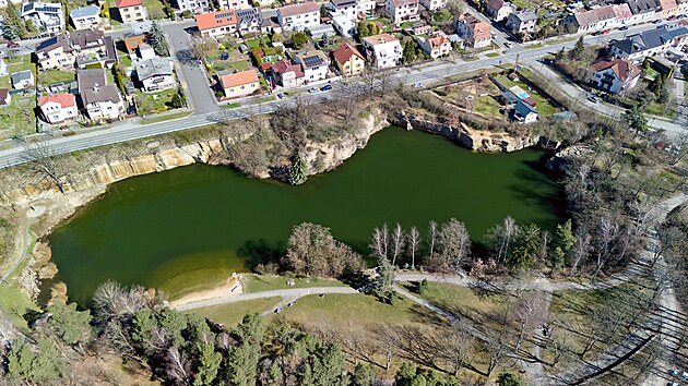 Msto pokrauje ve zlepovn kvality vody v jezrku na Koutce, stav se tak nov objekt msto nkdejho klubu Bacardi. (3. dubna 2025)