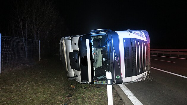 estadvacetiletho idie kamionu pemohl bhem jzdy mikrospnek a vyjel ze silnice. Nehoda se stala na 62. kilometru dlnice ve smru na Prahu. (2. dubna 2025)