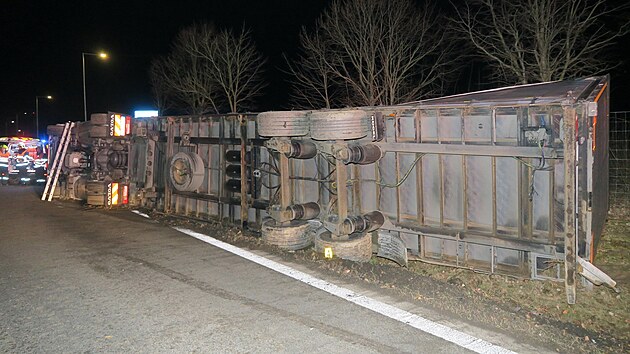 estadvacetiletho idie kamionu pemohl bhem jzdy mikrospnek a vyjel ze silnice. Nehoda se stala na 62. kilometru dlnice ve smru na Prahu. (2. dubna 2025)