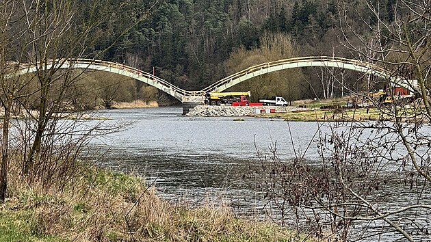Rekonstrukce mostu pes Berounku v Libln na Rokycansku pokroila. Stavebn firmy odstranily vozovku a vtinu konstrukc, zstaly jen dva betonov oblouky, na nich se most postav znovu. (20. bezna 2025)