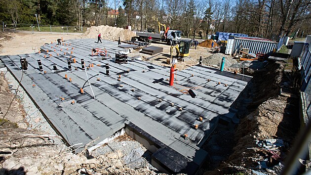 Msto pokrauje ve zlepovn kvality vody v jezrku na Koutce, stav se tak nov objekt msto nkdejho klubu Bacardi. (3. dubna 2025)