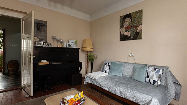 V ob�vac� m�stnosti hudebn�k sleduje televizi, ale i v�t� n�v�t�vy.